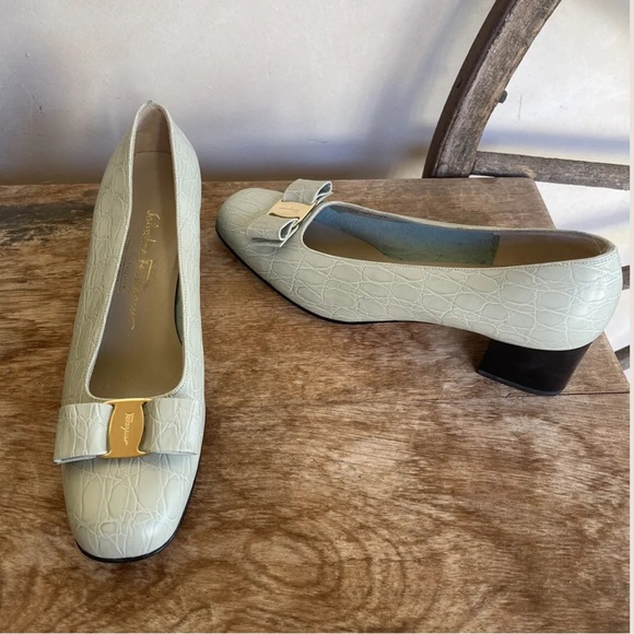 SALVATORE FERRAGAMO Lt Sage Green Crocodile Leather Vara Bow Heels 9B Worn Once! - Picture 9 of 12